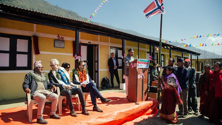 Eksteriør - Utviklingsminister Nikolai Astrup åpnet Shree Devitar Basic School i Dolakha i Nepal