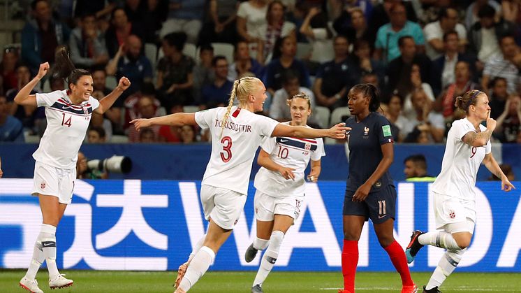 Norge tapte mot hjemmefavoritt Frankrike, men kan likevel feire rekordstor interesse for kvinnefotballen.  Foto: Bildbyrån