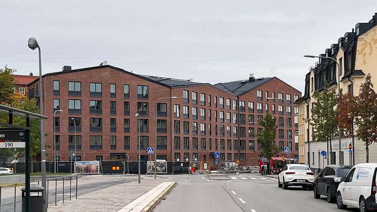 Kv Brandstegen, det nya bostadshuset i Hägesten mitt emellan Aspudden och Midsommarkransen. Foto: AIX Arkitekter.