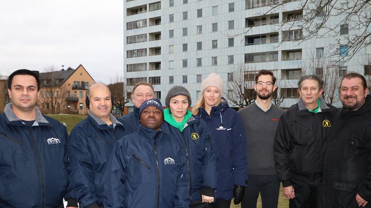 De nyanställda i projektet tillsammans med arbetsledare från Belles städ och Skurgubben samt ansvariga från Signalisten och Rikshem. Foto:Signalisten