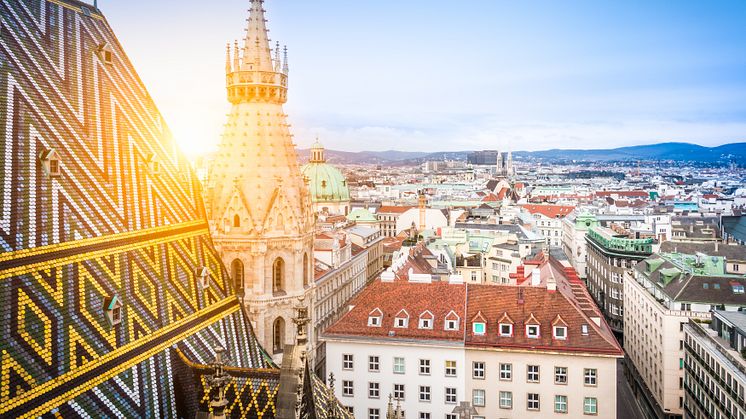 Flygfoto över hustaket i Wien från norra tornet i St Stephens katedral. Foto: Shutterstock.