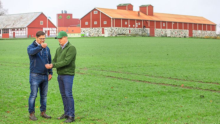 Yara och Lantmännen är de första företagen att teckna ett kommersiellt avtal för att få ut fossilfri mineralgödsel på marknaden. Från vänster till höger: Hans Larsson, Yara och Torbjörn Wahlström, Lantmännen