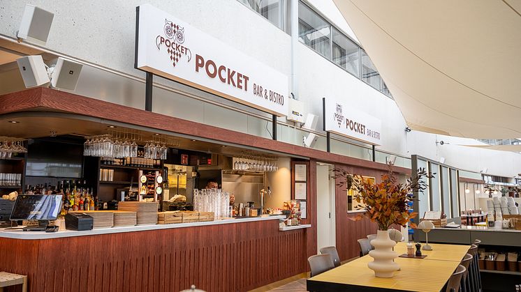You’ll find Pocket Bar & Bistro, with its fantastic view of the runway and aircraft taking off and landing, one level up in SkyCity. 