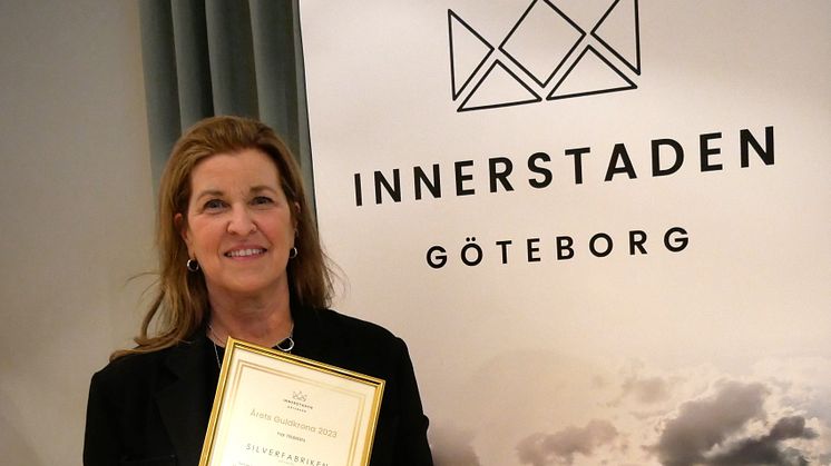 Pia Orrgren, ägare Silverfabriken Göteborg, tar emot Årets Guldkrona 2023