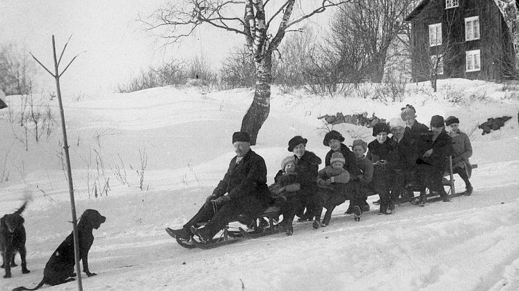 Bild från utställningen, lånad av Nyeds Hembygdsförening. Kälkåkning vid Åsvallabacken 1915.