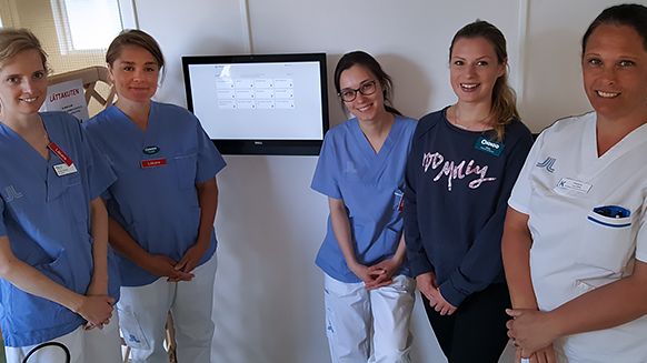 Läkarna Annika Sörling, Klara Sloth, Adelia Munavirova, medicinska sekreteraren Jenny Hansson och biomedicinska analytikern Helena Enz vid skärmen där patienten anmäler sig och svarar på frågor om sina besvär. 