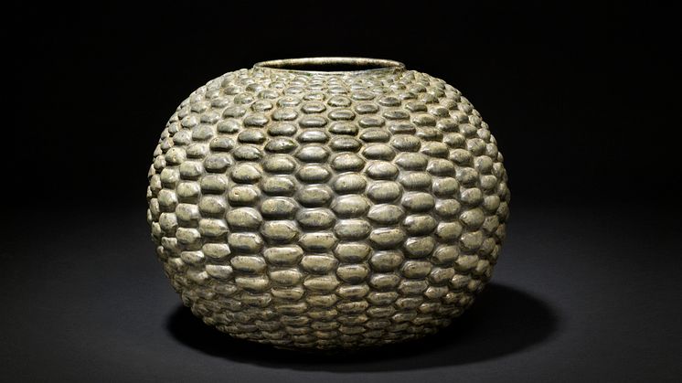 Axel Salto- Stor rund vase af stentøj modelleret i knoppet stil. Dekoreret med grågrøn glasur med mørkegrå og blå elementer. H. 26,5. Diam. 33.