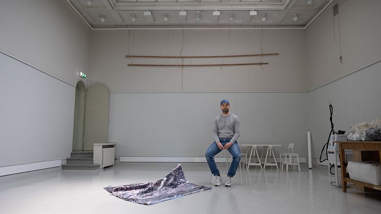 SOLO OSLO-kunstneren Admir Batlak i studioet på Ekely, under arbeidet med å skape det monumentale verket "I knekken". Foto: Munchmuseet.