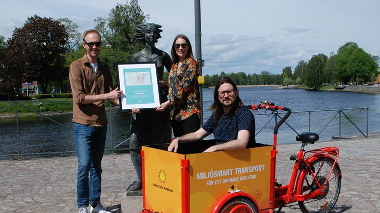 Från vänster: Mikael Haster, Jenny Sundén och David Nordström som alla jobbar med cykelfrågor på olika sätt visar upp diplomet framför Solastatyn.