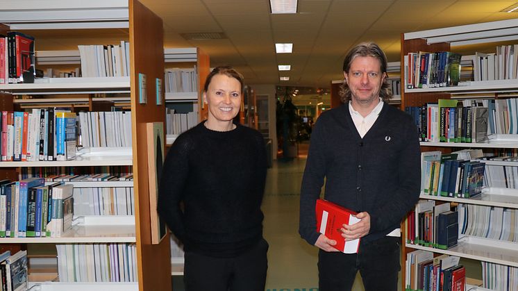 Dekan Kari Bachmann og studieleder Odd Anders Bøyum-Folkeseth ser fram til å kunne ta imot nye studenter til bachelor i rettsvitenskap høsten 2021.  Foto: Jens Petter Straumsheim