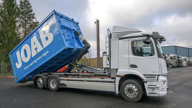 Nu är den första hel-elektriska lastväxlarbilen med Mercedes-Benz chassi i drift.