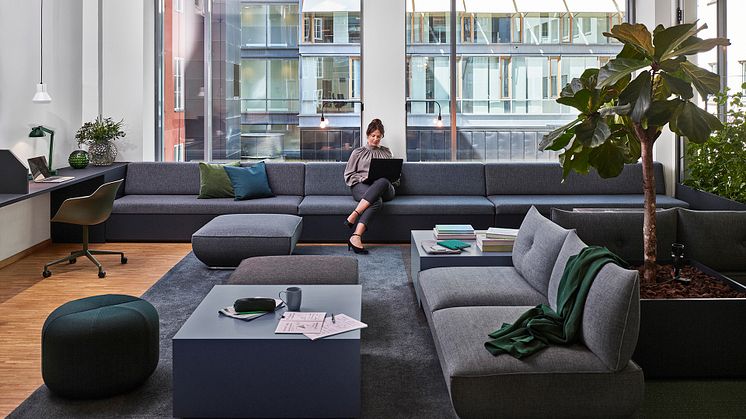 Receptionsytan på Skandia Fastigheters huvudkontor på Jakobsbergsgatan 22 i Stockholm, som är Sveriges första kontorslokal i drift att certifieras enligt WELL Certified Platinum.