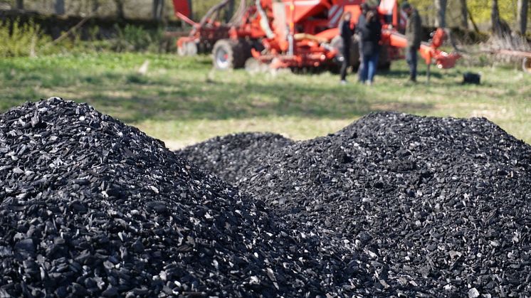 Biokol kan spridas på jordbruksmark med flera olika maskiner, något som testades inom projektet på Hjelmsäters Egendom förra året.