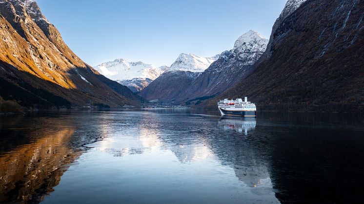 Havila Polaris i Hjørundfjorden. (Foto: Oclin)