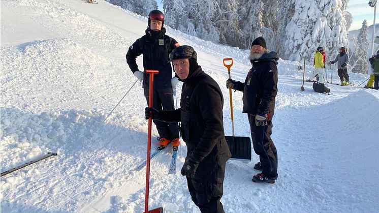 Walter Wallberg i puckelbacken tillsammans med tränarna Harald Marbler och Lasse Fahlén. Foto: Ewa Heidvall