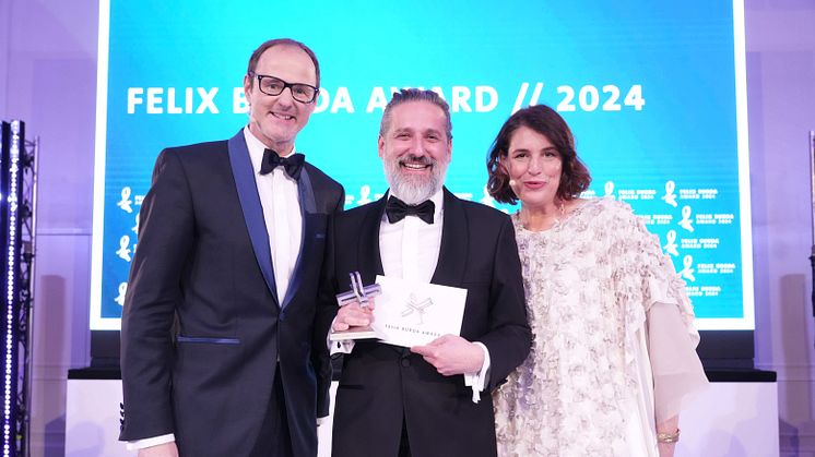 Preisträger Andreas Kreimaier mit Laudatorin Elena Uhlig und Vince Ebert