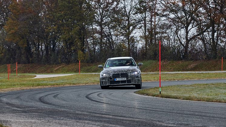 BMW i4: BMW tager sjældent den lige vej