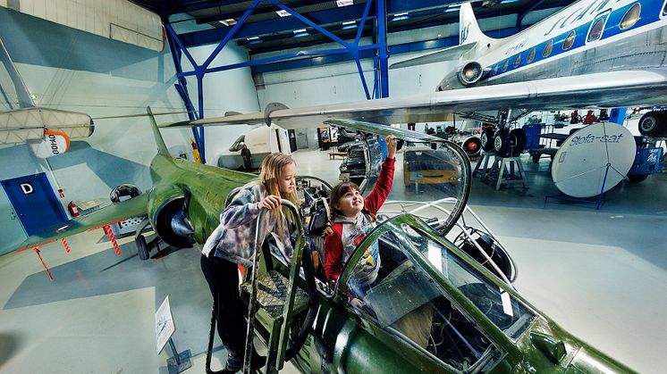 Piger på vej op i Starfighter. Danmarks Tekniske Museum. Fotograf Miklos Szabo