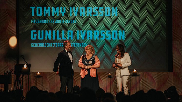 Tommy Ivarsson, Gunilla Ivarsson och Renée Nyberg under årets Jontefondsgala. Foto: Lisa Barryd/Lisa Forssell