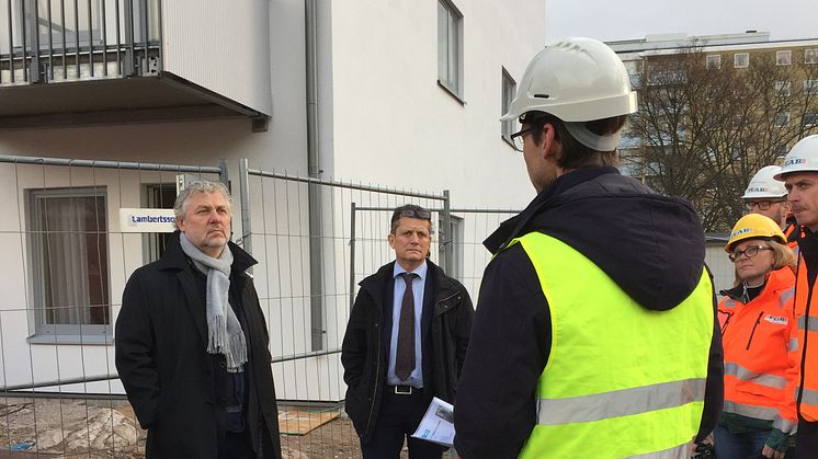 Bostadsminister Peter Eriksson och MKBs vd Terje Johansson besöker nyproduktion av Kombohus mini i Malmö.