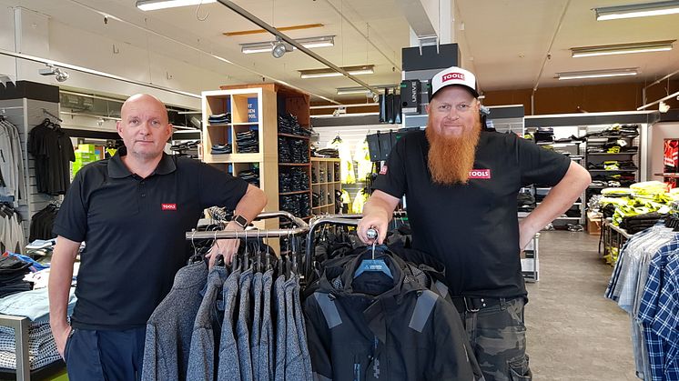 Butikkmedarbeider Guy Charles Kleiven og Assisterende butikksjef Hans-Petter Taugård ser ingen store endringer når de skifter navn