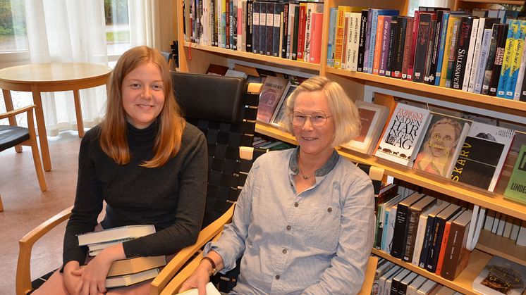 Freja Arvidsson, projektledare för Ordet är ditt och Pia Ingalillsdotter, bibliotekarie, på Fyrens bibliotek i Kungsbacka.