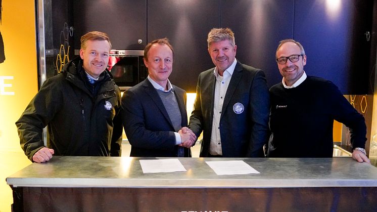 Nils-Henrik Holmen (Adm.dir Renault) og Ottar Eide (Generalsekretær NIHF) signerte samarbeidsavtalen. Foto: Fredrik Hagen, NIHF