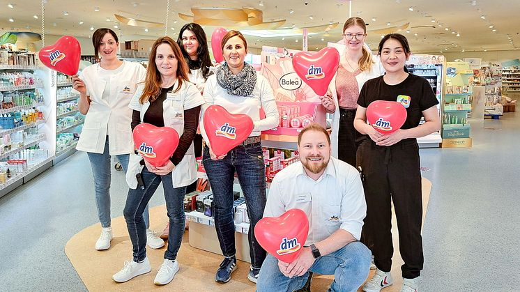 dm-Markt im Karlsruher Durlach Center feiert 5. Geburtstag mit großer Kassieraktion zugunsten des Karlsruher Kindertisch e. V. 