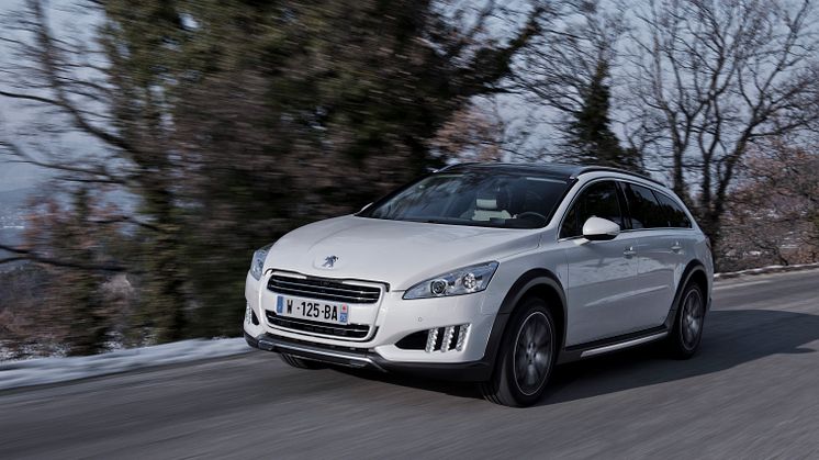 De första dieselhybriderna, Peugeot 3008 HYbrid4 och 508 RXH, är här!