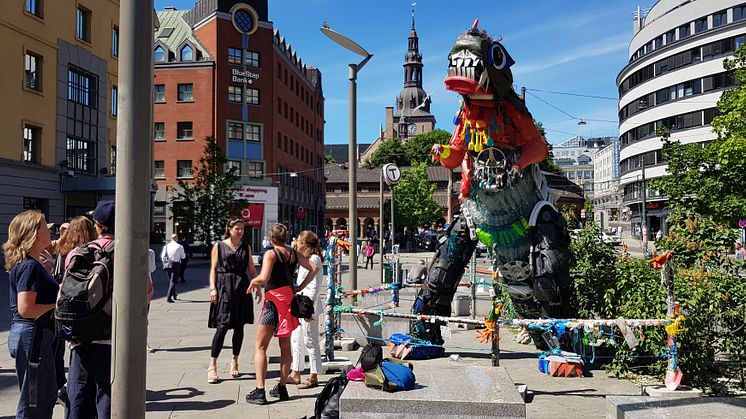 Plastozilla has been causing a bit of a stir outside of Oslo S, Oslo’s main station. Foto: Kulturetaten