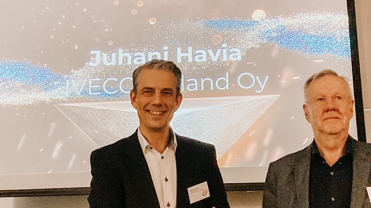 Niels Kristensen Head of Customer Service, IVECO North Europe & Baltics & Juhani Havia, salesman of the year.