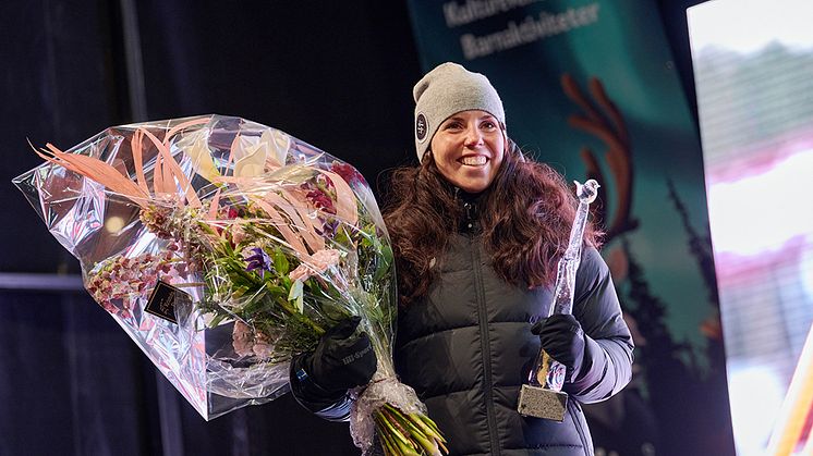Charlotte Kalla fick kvällens varmaste applåd, när ett par tusen personer samlats för att hylla Piteås idrottshjältinnor.     Foto: Maria Fäldt