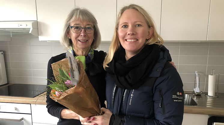 Eva Andrén uppvaktades med tulpaner och kort av Maria Forssell, kundansvarig säljare på BoKlok.