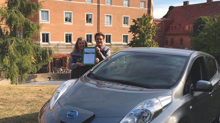 Här ni ser ni Leaf, en i vår elbilsfamilj, som tillsammans med Helen Gårner och Ann-Charlott Andersson stolt visar upp utmärkelsen Green Charge.