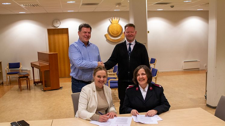 Signeringen med Kjersti Tubaas (NMF), Thor Hansen (NMF), Espen Ødegaard (Frelsesarmeen) og Ann Pender (Frelsesarmeen) ble en fin seanse. (Foto: Frelsesarmeen)