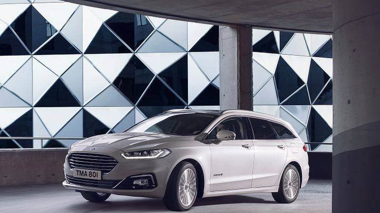 Ford Mondeo som hybridkombi visas upp under motormässan i Bryssel 