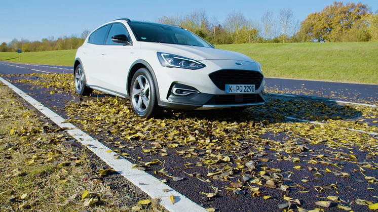 Az új Focus active tapadását  nedves falevelekkel borított úton tesztelték