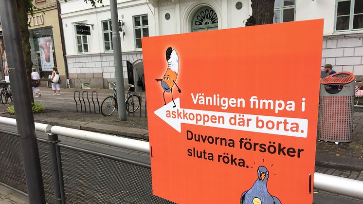 Resultatet från Trygg, vacker stads fimpnudge visade att orangea askkoppar med skylt fungerade bäst. Foto: Trygg, vacker stad