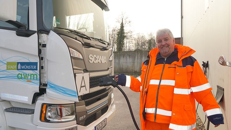 Der Ladevorgang geht dem Lkw-Fahrer Dieter Möllenkamp leicht von der Hand – genauso wie das Handling des vollelektrischen Scania P 25 Abrollkippers.