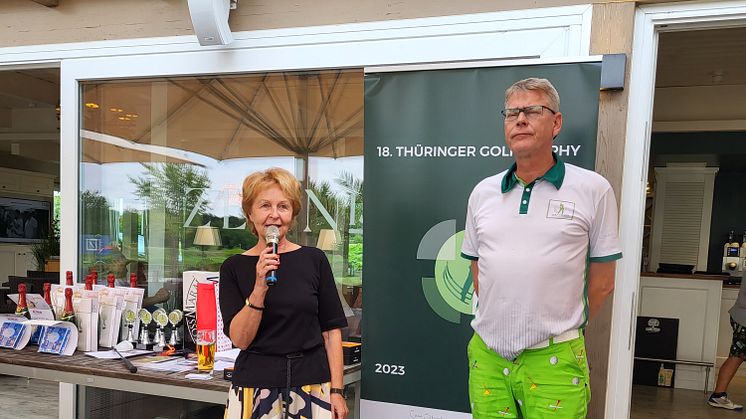 Organisator Gerold von Stumberg übergibt die Spende der Golfer an Dr. Christine Börner vom Kinderhospiz Bärenherz