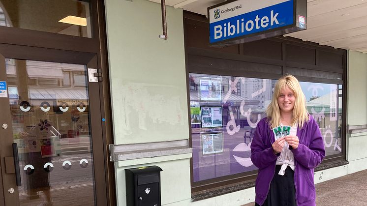Fyra årskort till fotbollslaget GAIS hemmamatcher går nu att låna på Biskopsgårdens bibliotek. Fanny Berggren, bibliotekarie, är glad att fler får möjlighet att se fotboll. Foto: Biskopsgårdens bibliotek.