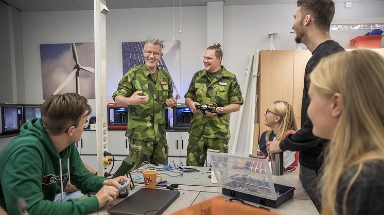 På bild två hemvärnssoldater som är lärare och bar uniform på sin arbetsplats under förra årets firande.  Foto: Staffan Claesson/Tidningen Hemvärnet