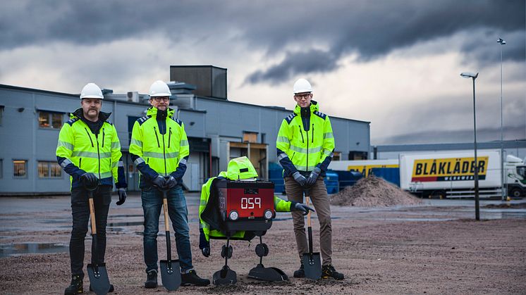  Blåkläders Jakob Schillerås (Fastighets-, Service- & Underhållsansvarig), Anders Carlsson (VD) och Thomas Olsson (Logistics Manager) fick hjälp av en AutoStore-robot när de tog de första spadtagen på företagets utbyggnation av sitt huvudkontor.