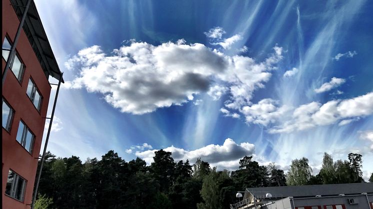 Varierad molnighet som här, utanför Ångströmlaboratoriet vid Uppsala universitet, innebär en utmaning i att göra säkra prognoser över solinstrålningen. Foto: Joakim Munkhammar