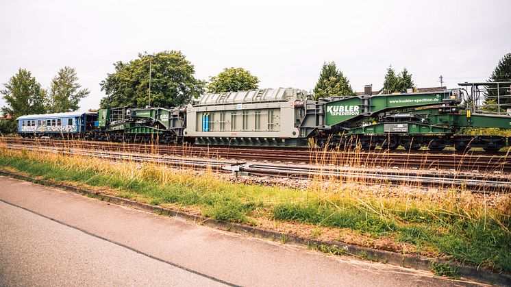 Seit Juli ist der ﻿﻿380/110-kV-Transformator der LEW Verteilnetz auf dem Weg zu seiner Endstation: dem Umspannwerk Vöhringen