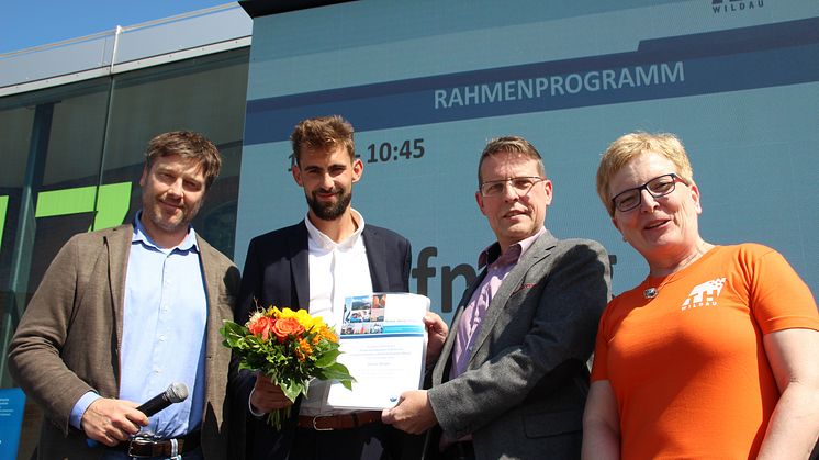 Daniel Berger (2.v.l.) gemeinsam mit TH-Präsidentin Professorin Dr. Ulrike Tippe, Prof. Dr. Bertil Haack und Promos-Geschäftsführer Jens Kramer (l.).