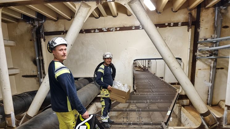 Tobias Eriksson och Reza Payandeh på One Nordic drar ut kablage för ett nytt larm- och passersystem inuti Högakustenbron. Bild: Fredrik Jonsson