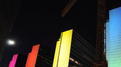 Hötorgsskraporna i regnbågens färger
