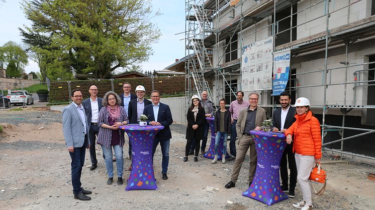 Vertreter*innen der Hephata Diakonie begutachten den Baufortschritt mit Bürgermeister Christian Henkel und Mitarbeitenden des Bauunternehmens Wingenfeld sowie  dem RJ-Planungsbüro. Namen von links nach rechts finden Sie am Ende des Haupttextes.