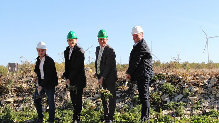 Haben mit den Bauarbeiten begonnen: Kai Agnesens, Planer ESW, Christian Müller, Geschäftsführer Stadtwerke Paderborn, Michael Dreier, Bürgermeister Paderborn, und Peter Grote, Leiter Vertrieb ESW. 